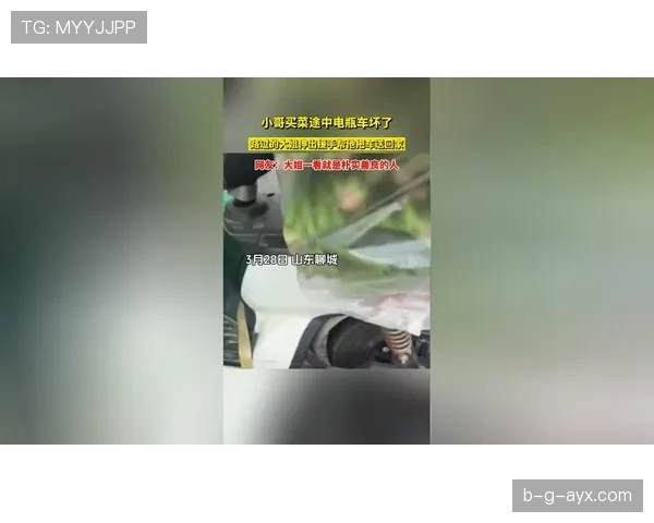 卢玉菲训练完顺手拎了块金牌回家，跟买菜似的