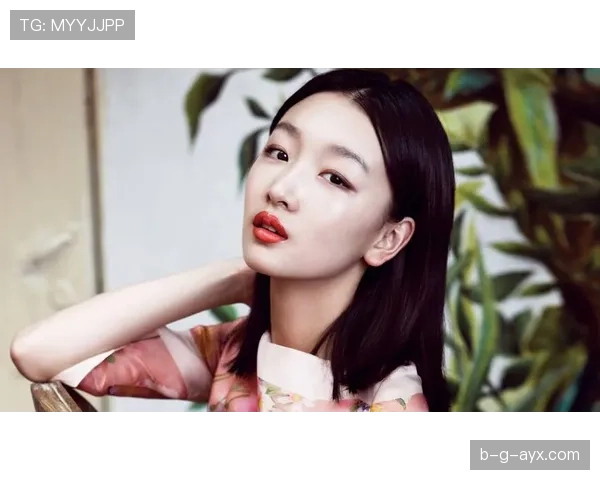 赵雅淇换下战靴直接抱着菱格大牌包走出隧道，旁边观众看得像碰到明星下班